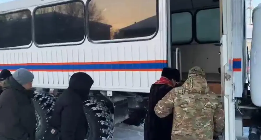 Спасатели МЧС Казахстана за прошедшие трое суток из снежных заносов спасли и эвакуировали 242 человека (2)