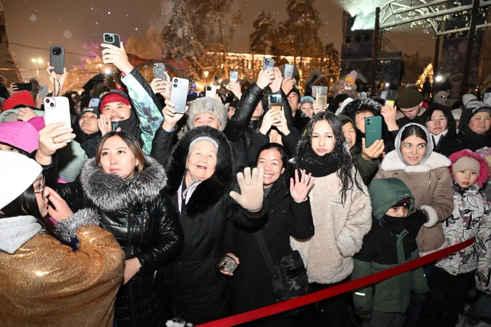 В Алматы зажгли главную новогоднюю ёлку (7)