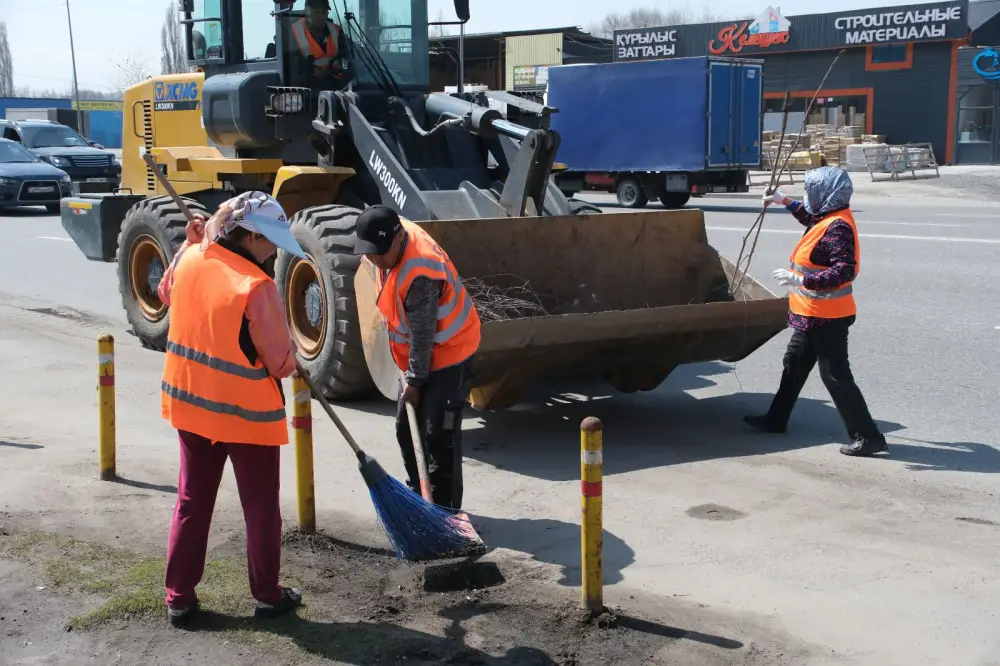 В Алматы завершают сезон мойки улиц и начинают подготовку к зимним осадкам и гололеду (4)