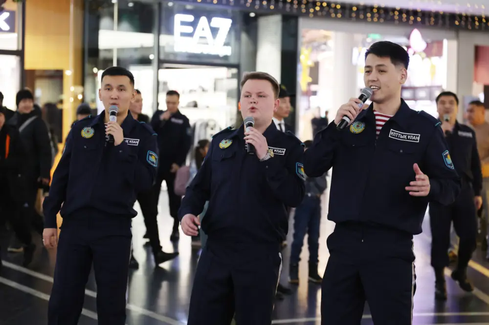 Военнослужащие Нацгвардии наполнили столицу новогодним настроением (4)