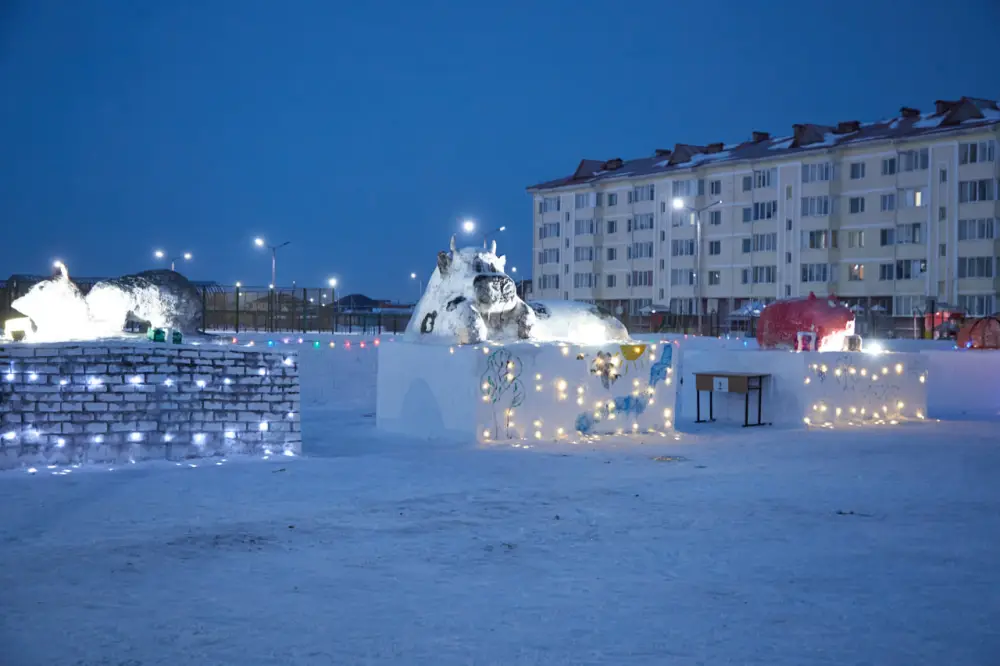 Лёд, фантазия и тепло сердец: столичные гвардейцы создали новогодний городок (3)
