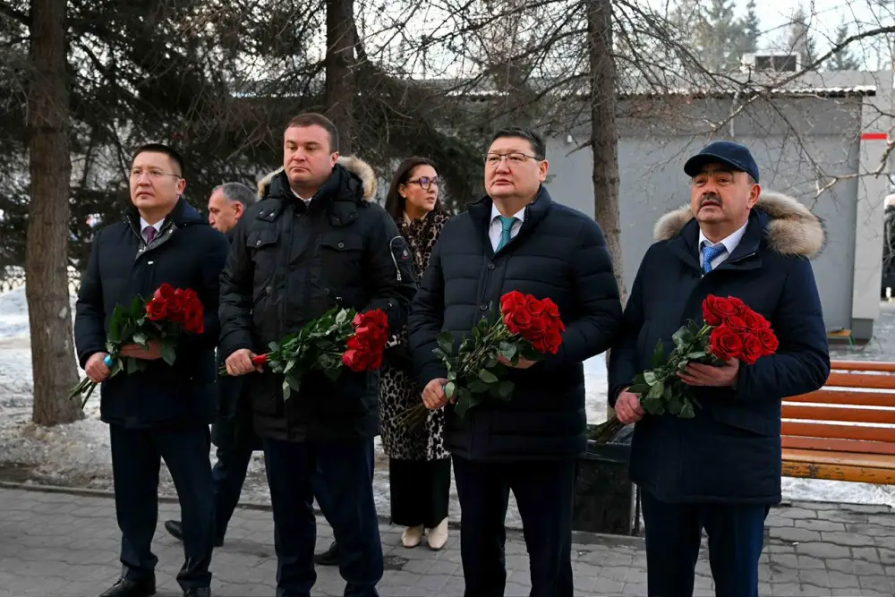 Делегация области Абай посетил памятник Шокана Уалиханова и мемориальную доску Кемеля Токаева в Омске (5)