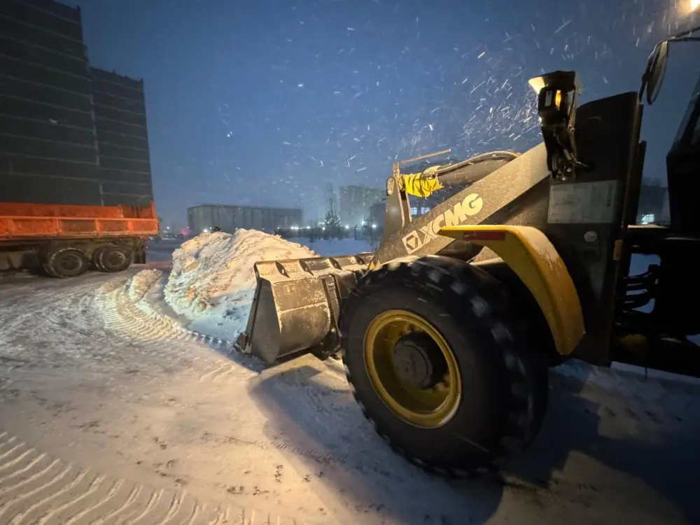Более 3 000 дорожных рабочих и около 1 500 единиц спецтехники задействованы в снегоуборочных работах в Астане (2)