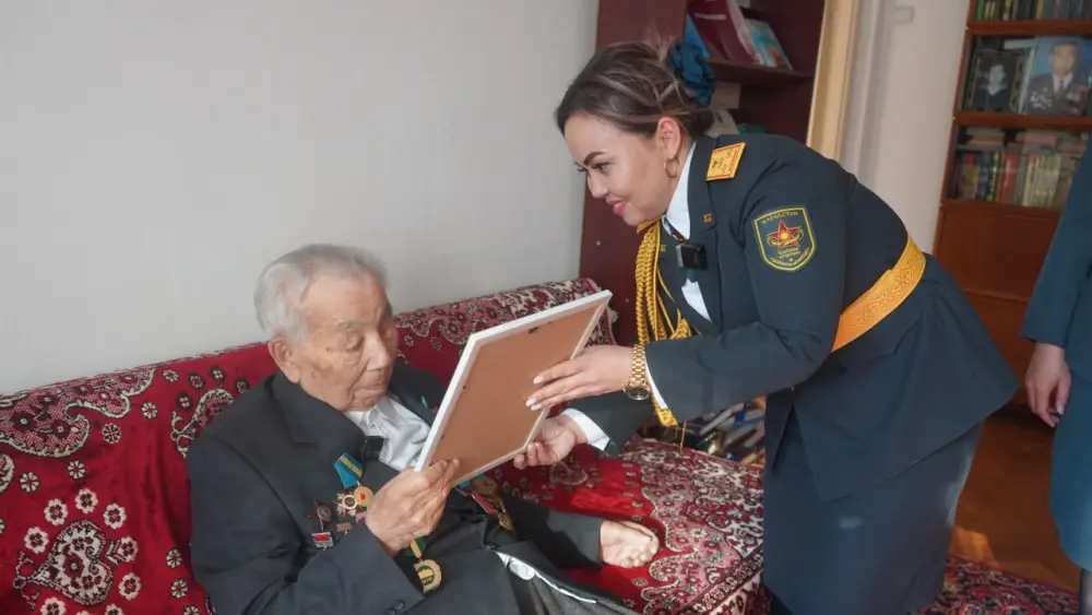 В Алматы военнослужащие поздравили фронтовика с днем рождения (3)