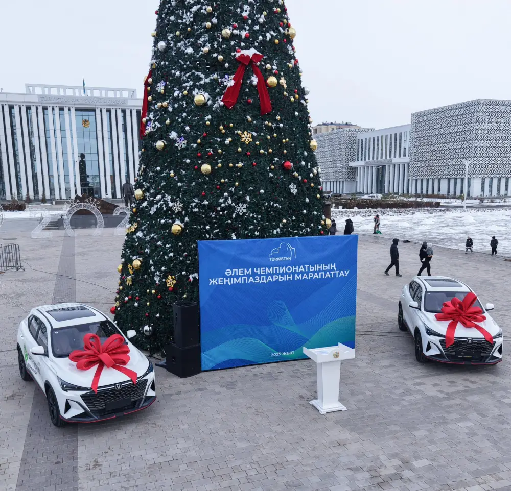 АКИМ ТУРКЕСТАНСКОЙ ОБЛАСТИ НАГРАДИЛ ЧЕМПИОНА И ПРИЗЕРА ЧЕМПИОНАТОВ МИРА И ВРУЧИЛ ИМ АВТОМОБИЛИ (4)