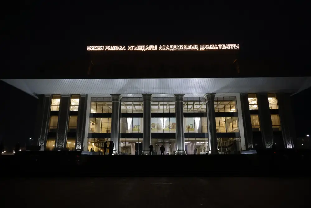 В Жетісу торжественно отметили присвоение академического статуса драматическому театру имени Бикен Римовой (8)