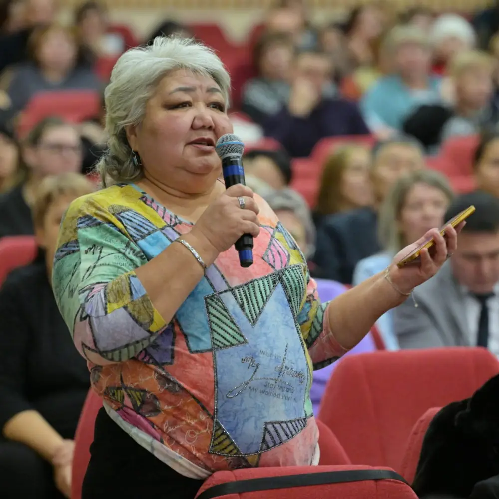 Аким Павлодарской области Асаин Байханов провел встречу с жителями Аксу: в центре внимания — вопросы развития города (8)