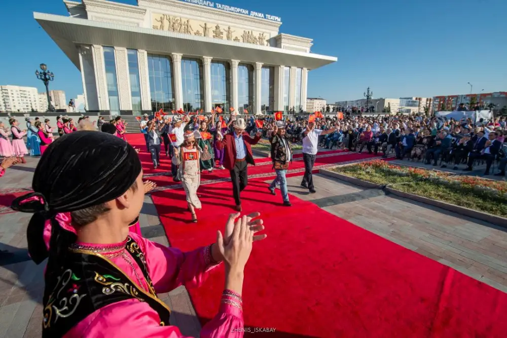 В области Жетісу драматическому театру им. Б. Римовой присвоен академический статус (5)