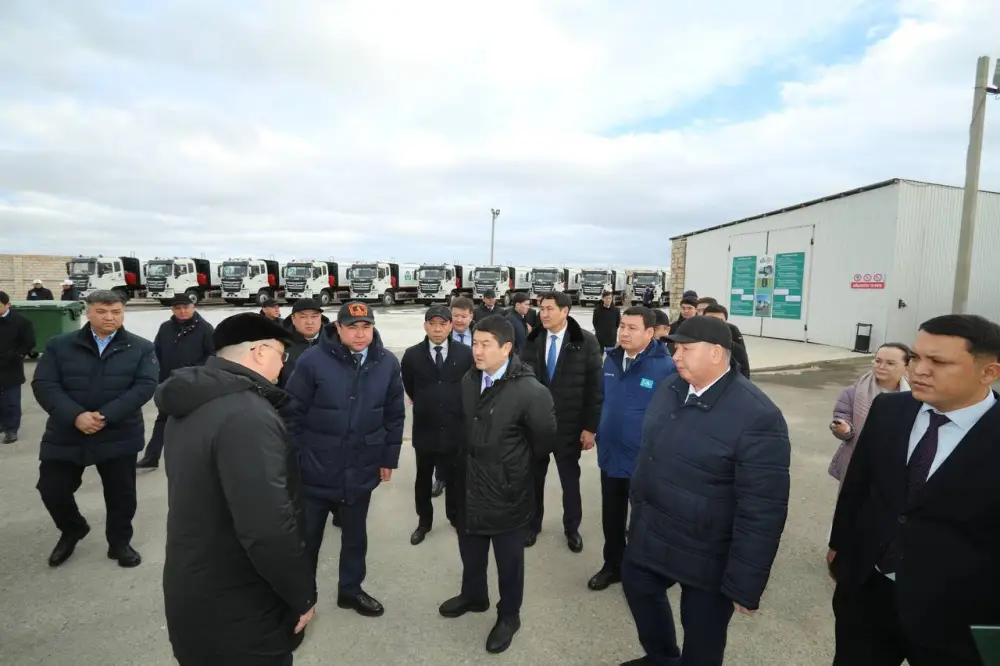 «Таза Қазақстан»: Аким области ознакомился с новой техникой для вывоза мусора (2)