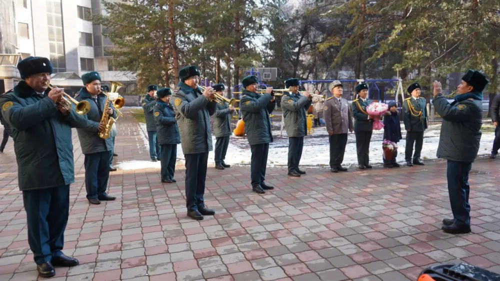 В Алматы военнослужащие с оркестром поздравили Бибигуль Тулегенову с днем рождения (7)