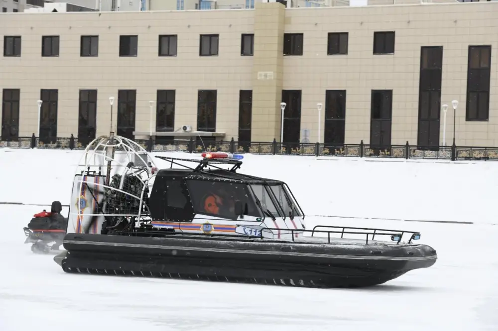 «Тонкий лед»: столичные спасатели напомнили горожанам правила безопасного поведения на льду (5)