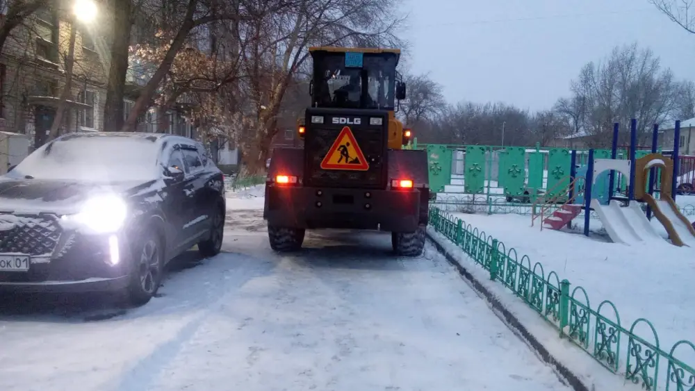Более 3 000 дорожных рабочих и около 1 500 единиц спецтехники задействованы в снегоуборочных работах в Астане (5)