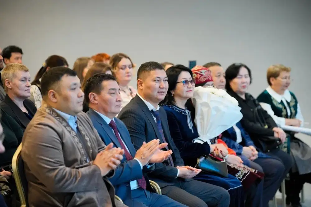 В Астане состоялась торжественная церемония вручения сертификатов слушателям курсов казахского языка (5)