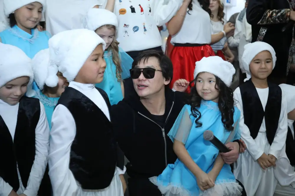 Аким Мангистауской области поздравил воспитанников детского дома с Новым годом (4)