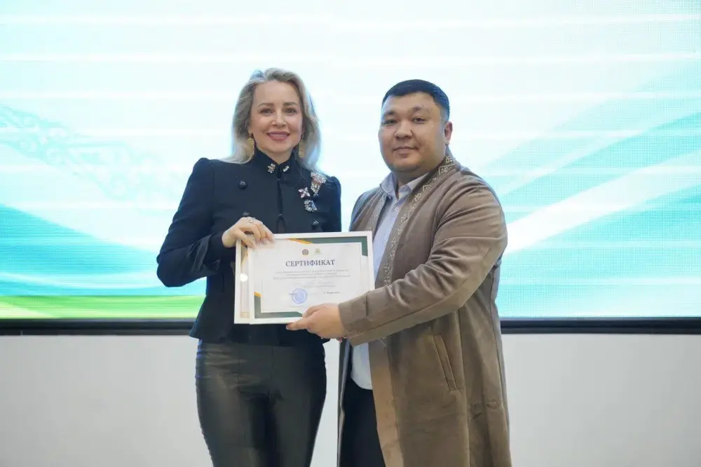 В Астане состоялась торжественная церемония вручения сертификатов слушателям курсов казахского языка (3)