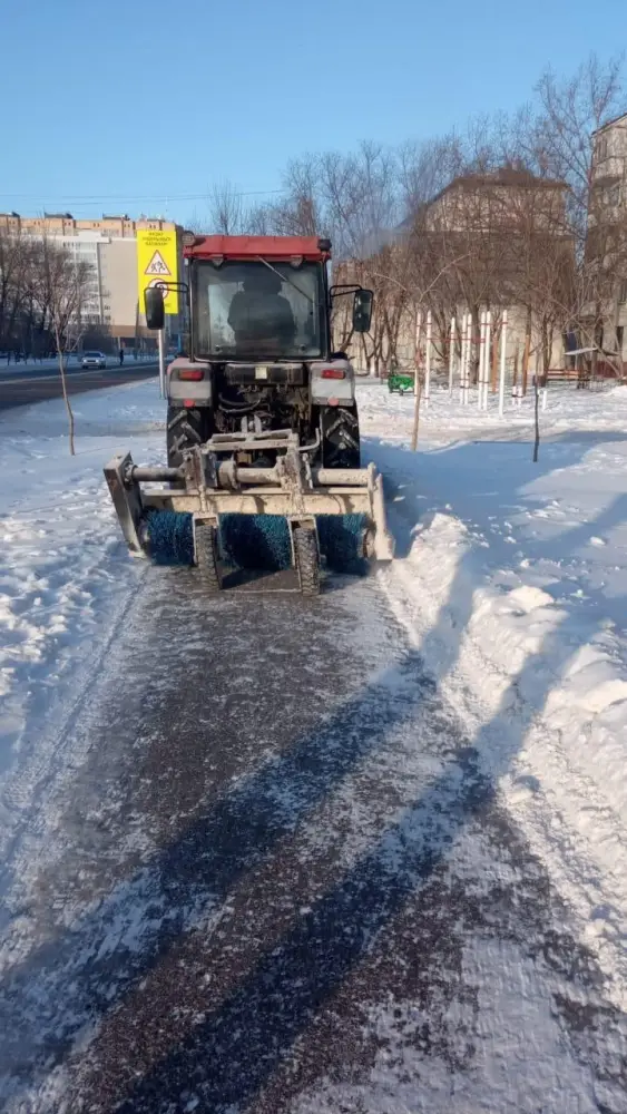 Около трех тысяч дорожных рабочих задействованы в снегоуборочных работах в Астане (6)