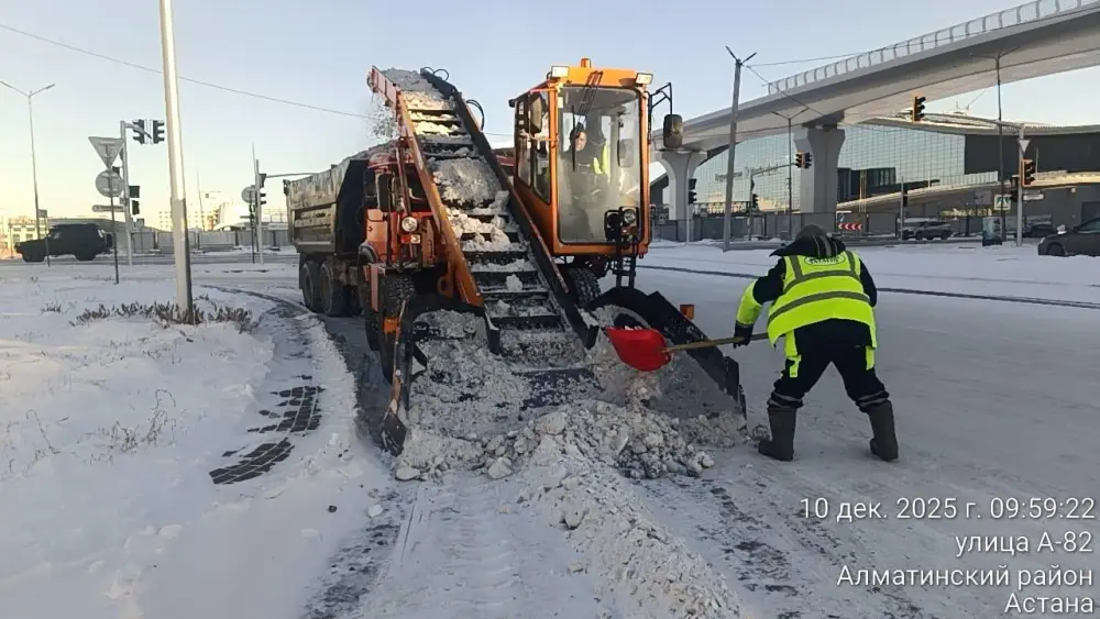 Более 3 000 дорожных рабочих и 1 300 единиц спецтехники задействованы в снегоуборочных работах в Астане (2)