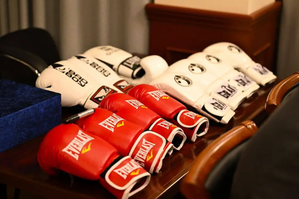 Ербол Мырзабосынов встретился с легендарным боксёром Роем Джонсом (4)