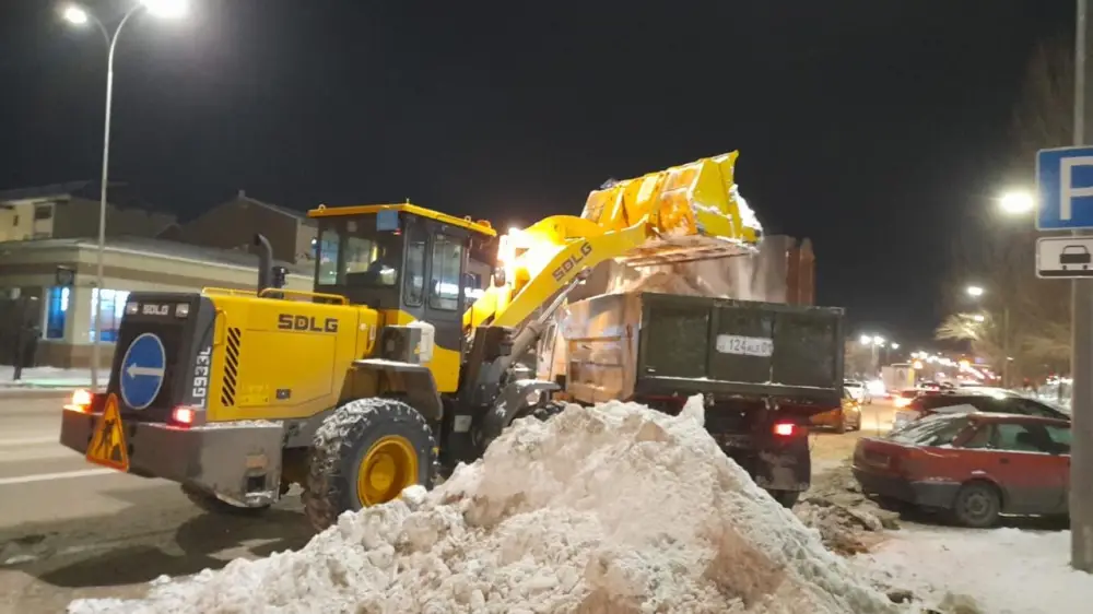 Свыше тысячи единиц спецтехники вышли на уборку снега в Астане в ночную смену (9)