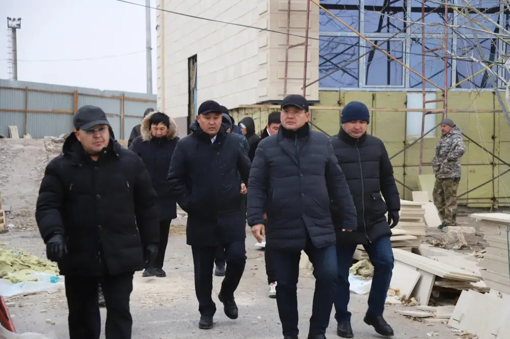 Ознакомился с ходом работ на железнодорожных вокзалах (6)