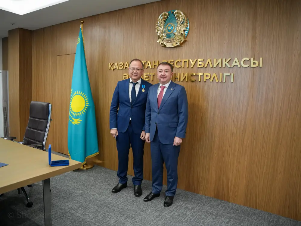 Министр юстиции Ерлан Сарсембаев в честь Дня адвокатуры наградил представителей адвокатского сообщества (3)