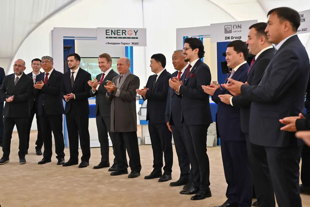 Глава государства посетил малую индустриальную зону «Тараз» (7)