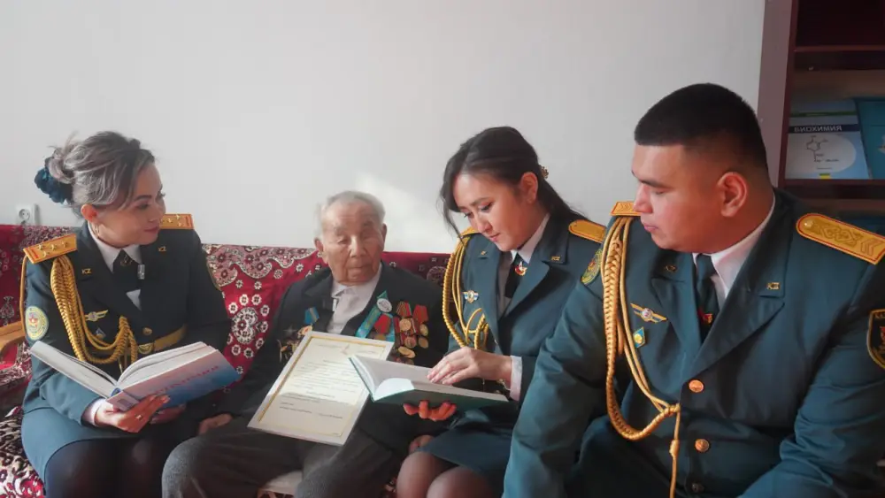 В Алматы военнослужащие поздравили фронтовика с днем рождения (2)