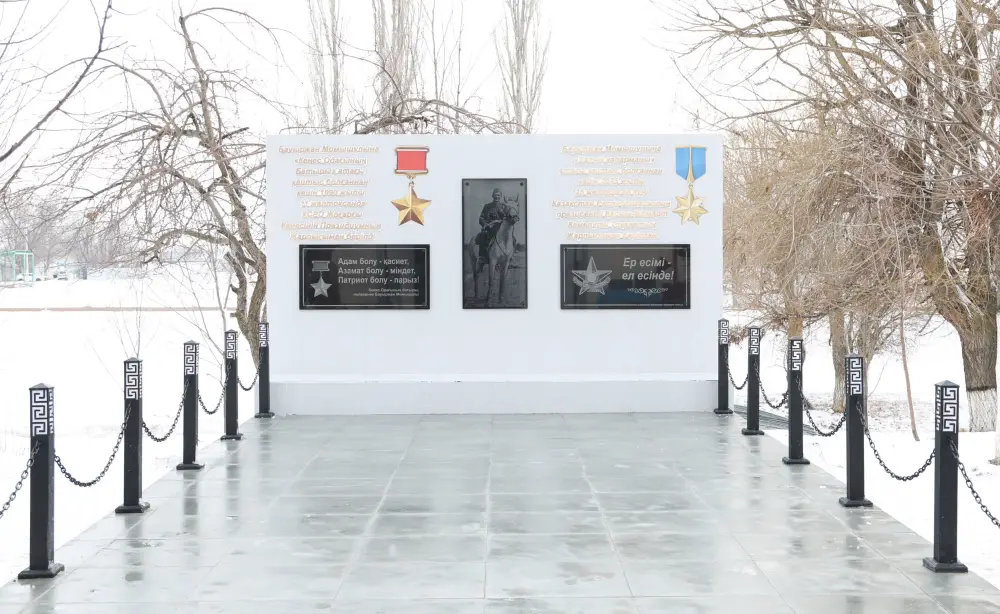 В Жамбылской области министр обороны открыл мемориальную доску в честь 115-летия Бауыржана Момышулы (7)