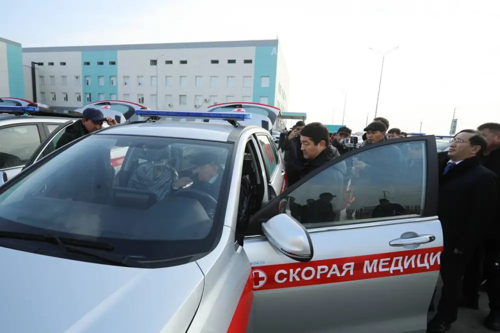 В Мангистауской области медицинским учреждениям передали новые санитарные автомобили (2)
