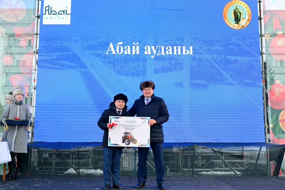 Победителям областного конкурса «Үлгілі ауыл» вручены 20 тракторов (4)