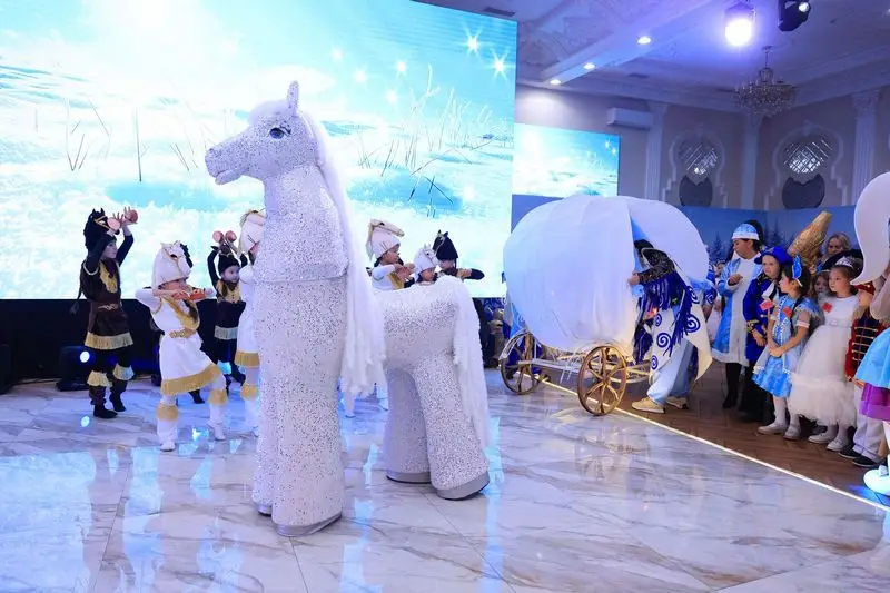 200 детей поздравили в Карагандинской области на Президентской ёлке (4)