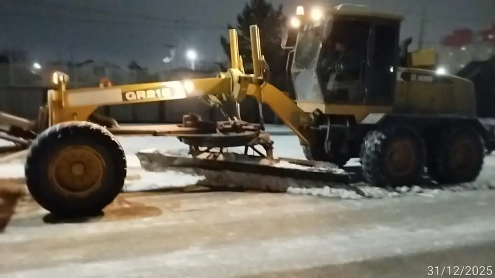 Плюсовая температура днём и морозы ночью: коммунальные службы усилили уборку в Астане (3)