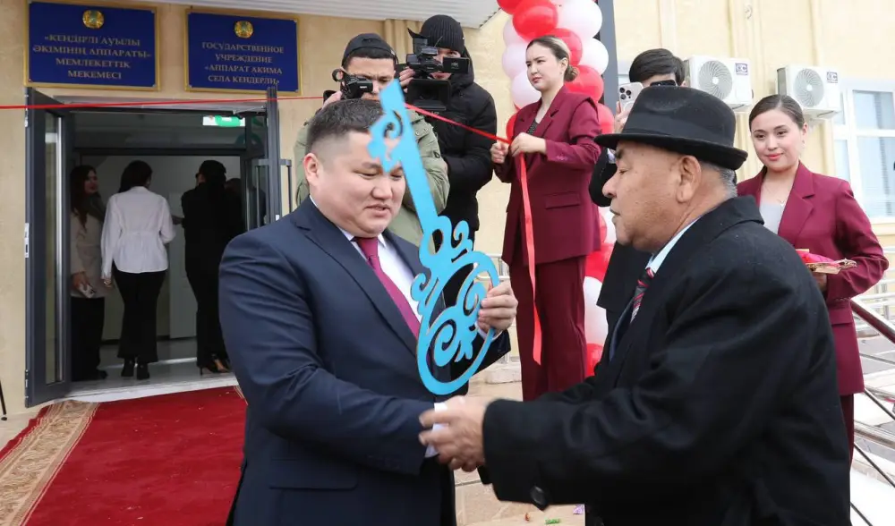 В селе Кендерли открыли новое здание акимата, вручили служебные автомобили (3)