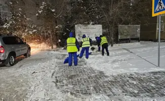 В Астане более тысячи единиц спецтехники задействованы в ночной уборке снега