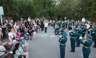 Музыка в строю: оркестры Национальной гвардии празднуют 10 и 60 лет в унисон