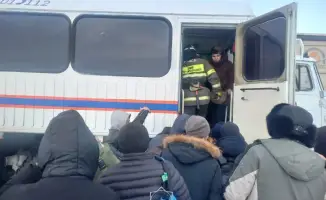 Спасатели МЧС Казахстана успешно эвакуировали 242 человека из снежных заносов за три дня