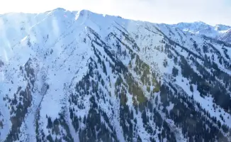 Снежные лавины: горные стихии предупреждают о своей мощи