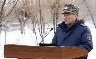 В Жамбылской области министр обороны открыл мемориальную доску в честь героизма Бауыржана Момышулы, подчеркивая уважение к ветеранам
