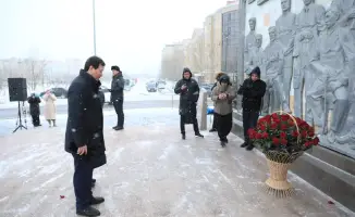 Возложение цветов к мемориалу «Азаттықтың ақ таңы» в Актобе: сохранение памяти и укрепление национальной идентичности