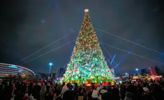 В Астане зажгли более 40 новогодних ёлок на церемонии 19 декабря