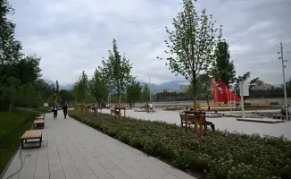 Снижение уровня воды в озере Сайран приводит к ежегодному демонтажу понтонных мостов в Алматы