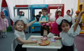 Флешмоб студентов колледжей в Астане завершение Года рабочих профессий