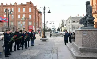 В Омске: цветы к памятникам, история оживает!