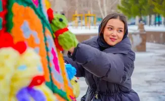 В Астане открыли уникальную эко-елку, созданную волонтерами с использованием казахской символики