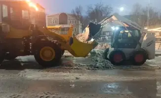 Коммунальные службы Астаны продолжают борьбу с гололедом: использовано 3 500 тонн соли и 1,4 млн кубометров снега