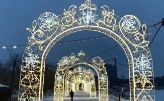 Караганда к Новому году: улицы украшены огнями, в парке установлен светящийся кит