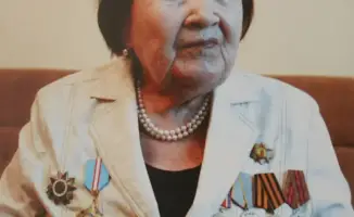 В Алматы военнослужащие укрепили связь поколений, поздравив 99-летнюю ветерана с днем рождения