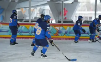 Спасатели на льду: шайба дружбы и единства!