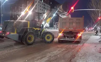 В Астане активно очищают дороги от снега: 413 рабочих и 972 единицы техники на линии