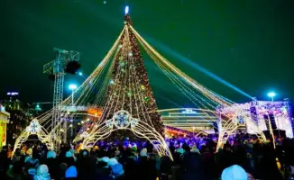 Зажжение новогодних ёлок в столице: влияние на праздничное настроение и зимние развлечения